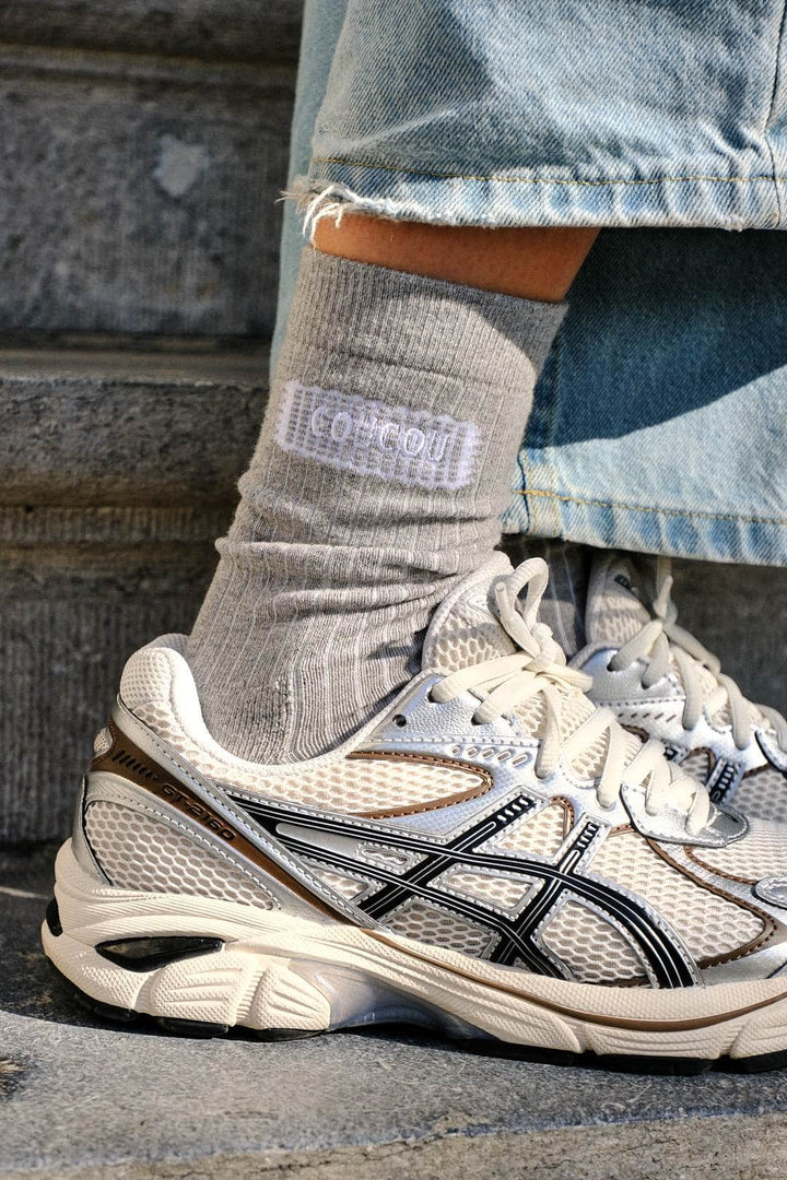 Coucou One size Meadow socks - Light grey with white lace logo